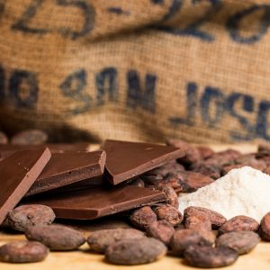 Bilde av kakabønner, tørrmelk og biter av melkesjokolade