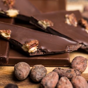 Bilde av mørk sjokolade med ristede pekannøtter, og kakaobønner